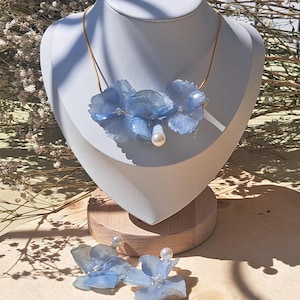 Halsband med äkta hortensia: Blomsterdekorationer i 18 karat guld