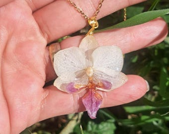 Halsband med äkta torkade orkidéer: Handgjorda smycken med hartsblommor