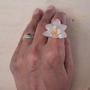 Echter Orchideen Ring, Ein dreidimensionaler Mini Baby Orchideen Ring konserviert in glasklarem Harz, Weihnachtsgeschenk für Frauen