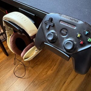 Headphone and game controller support for all Secretlab desks