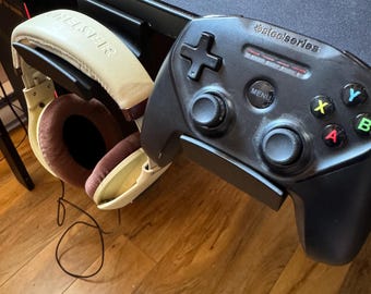 Headphone and game controller support for all Secretlab desks