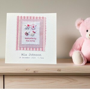 Handgeborduurde roze babykaart, gepersonaliseerd met naam, geboortedatum en gewicht. Een mooi aandenken: gemakkelijk in te lijsten. Verzending op dezelfde dag