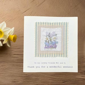 Tarjeta de felicitación con flores primaverales bordadas a mano para personalizar con tu propio mensaje. Un hermoso recuerdo único para cualquier ocasión. Envío el mismo día