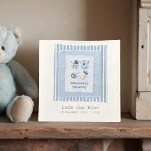 Carte de vœux bleue brodée à la main, personnalisée avec le nom, la date de naissance et le poids. Un beau souvenir - facile à encadrer. Expédition le jour même