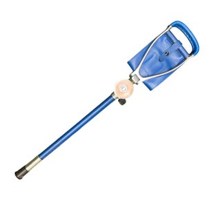 Peut inclure: Un bâton de marche bleu et argenté avec un siège intégré. Le siège est en cuir bleu et possède une poignée. Le bâton mesure 86 cm de long et possède un embout en caoutchouc.