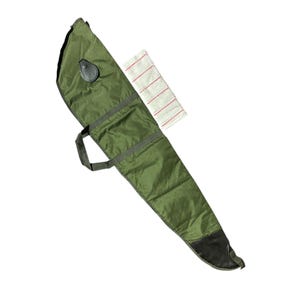 Puede incluir: Una funda para rifle verde oliva con un detalle de cuero negro y un asa de transporte. Se incluye un paño de limpieza blanco con rayas rojas. La funda está hecha de un material duradero y resistente al agua.