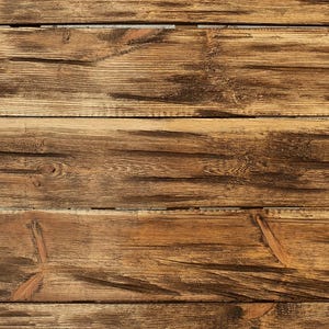 Op de afbeelding: Close-up van een rustiek houten oppervlak met een natuurlijke bruine kleur en een ruwe textuur. Het hout is gerangschikt in horizontale planken, waardoor een warme en uitnodigende achtergrond ontstaat.