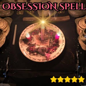 Op de afbeelding: Een afbeelding van een rituele opstelling met de tekst "OBSESSION SPELL" bovenaan. Een bord in het midden bevat een brandende kaars, twee kleinere kaarsen en diverse kruiden. De scène is zwak verlicht, met een steruitbarstingseffect dat uitgaat van de centrale kaars.