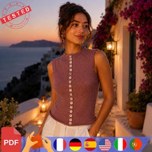 Peut inclure: Un haut sans manches en tricot mauve doté d'une rangée verticale de petits boutons blancs sur le devant, d'une encolure ronde et d'une coupe ajustée. Le vêtement présente une texture finement côtelée sur tout le corsage.