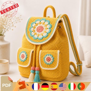 Peut inclure: Un sac à dos en crochet jaune moutarde orné d'un grand motif floral sur le rabat et de deux poches avant assorties. Le sac comprend une fermeture à cordon avec deux pompons, une poignée supérieure et des bretelles rayées réglables.