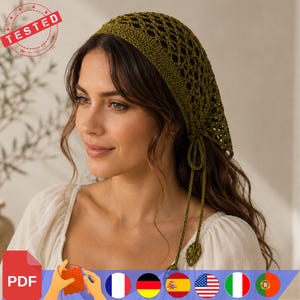 Peut inclure: Un foulard en crochet vert olive avec un motif en maille ajourée en forme de losanges. Ce couvre-chef triangulaire comporte de fines attaches pendantes de chaque côté, terminées par de petits motifs en crochet en forme de feuille. Le texte TESTED est visible.