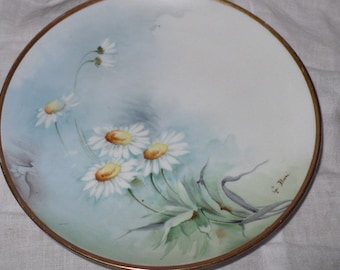 Vintage Italian Porcelain Daisy Plate: Hand-Painted Gold Trim Decor