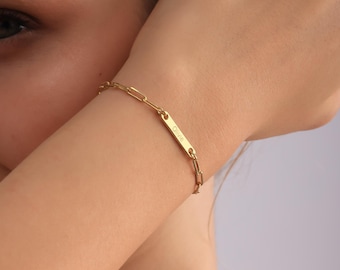 Pulsera con barra de nombre en oro de 14 quilates / Pulsera con nombre delicado / Cadena con clip / Pulsera con fecha personalizada / Placa de barra grabada / Barra con nombre pequeño y múltiple
