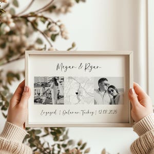 Puede incluir: Un marco rectangular que muestra los nombres Megan & Ryan en letra cursiva, dos fotograf&iacute;as en blanco y negro de una pareja y un mapa central con un icono de coraz&oacute;n negro. El texto Engaged | Dalaman, Turkey | 12.08.2025 aparece abajo.