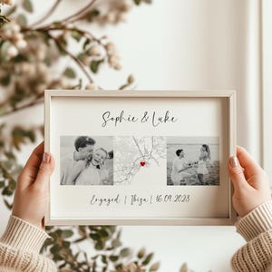 Puede incluir: Un marco rectangular que muestra los nombres Sophie & Luke en letra cursiva, dos fotograf&iacute;as en blanco y negro de una pareja y un mapa central con un icono de coraz&oacute;n rojo. El texto inferior dice Engaged | Ibiza | 16.09.2023.
