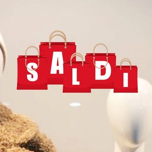 Può includere: Due manichini espongono abbigliamento invernale. Uno indossa un cappotto di montone marrone, un dolcevita color crema e un berretto di lana. L'altro manichino indossa un maglione color crema. Sono esposte borse rosse con la scritta "SALDI".