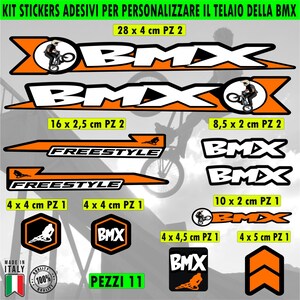 Könnte beinhalten: Ein Set mit 11 orangefarbenen und schwarzen BMX-Fahrradaufklebern. Die Aufkleber zeigen das Wort "BMX" in weißen Buchstaben auf orangefarbenem Hintergrund. Einige Aufkleber enthalten auch das Wort "FREESTYLE" in weißen Buchstaben auf orangefarbenem Hintergrund. Die Aufkleber sind dazu bestimmt, einen BMX-Fahrradrahmen zu personalisieren.