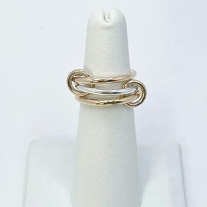 Anillos bicolores conectados: anillo apilable redondo de oro de 14 kg y plata de ley