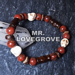 Braccialetto di perline Goth-Tiki: diaspro rosso, teschi di howlite, bambù. Ispirato alla musica dei Dead Can Dance.