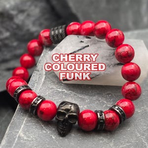 Bracciale con perline di howlite rossa: ciondolo teschio, ispirato ai gemelli Cocteau
