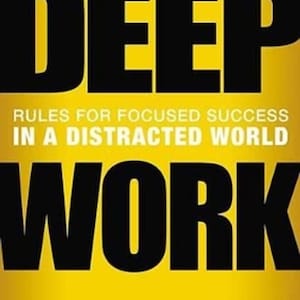 Può includere: Una copertina di libro gialla con il titolo "DEEP WORK" in grandi lettere nere. Il sottotitolo è "Rules for Focused Success in a Distracted World". Il nome dell'autore, "CAL NEWPORT", è stampato in nero sotto il titolo. Il titolo del libro precedente dell'autore, "So Good They Can't Ignore You", è stampato in lettere nere più piccole sotto il nome dell'autore.