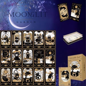 Op de afbeelding: Een tarotkaartspel met illustraties van zwarte katten in een goud- en zwart kleurenschema. De doos is voorzien van de tekst "Adorable Cat Tarot" en het jaar 2024. De achtergrond is donkerblauw met een maan en de woorden "MOONLIT GARDEN".