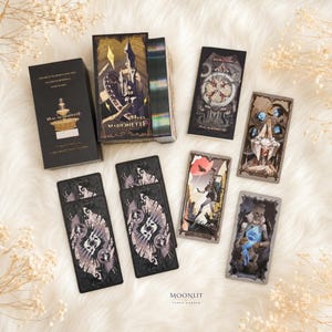 Może przedstawiać: Talia tarota zatytułowana Noir Marionette, zawierająca czarne pudełko z ilustracją złotej fontanny, talię z holograficznymi krawędziami, instrukcję oraz kilka prostokątnych kart z misternymi ilustracjami w stylu dark fantasy.