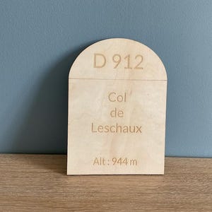Borne kilométrique col de Leschaux, en bois, gravé, cadeau idéal pour sportif