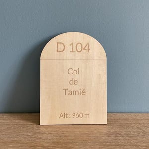 Borne kilométrique col de Tamié, en bois, gravé, cadeau idéal pour sportif