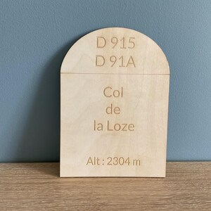 Borne kilométrique col de la Loze, en bois, gravé, cadeau idéal pour sportif