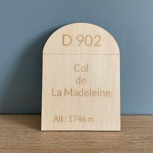 Borne kilométrique col de la  madeleine, en bois, gravé, cadeau idéal pour sportif