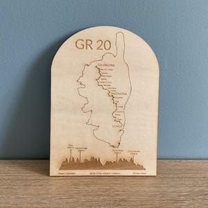 Borne kilométrique GR20 , corse,en bois, gravé, cadeau idéal pour sportif randonneur