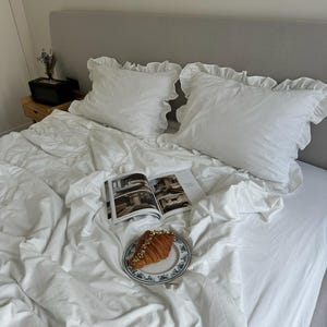 White Ruffled Bedding Set, Shabby Chic Duvet Cover with Pillowcases, Romantic Cotton Bed Linen with Ruffles, Farmhouse Bedroom Decor