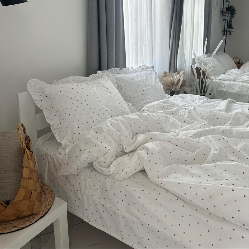 White Ranforce Ruffled Bedding Set – Soft Polka Dot Duvet Cover with Pillowcases, Breathable Cotton Bedding with Frills Sweet Berry Hearts