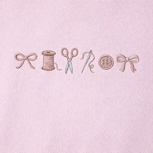 Puede incluir: Diseño bordado sobre un fondo rosa con elementos relacionados con la costura. El diseño incluye un lazo, una bobina de hilo, unas tijeras, una aguja e hilo, un botón y otro lazo. Los elementos son de color marrón claro.