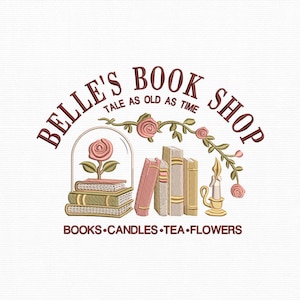 Può includere: Logo ricamato per Belle's Book Shop, con una rosa sotto una cupola di vetro, libri e una candela. Il testo recita "Belle's Book Shop, Tale as Old as Time" con "Books, Candles, Tea, Flowers."