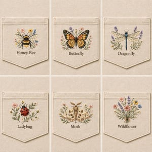 Puede incluir: Diseños de bolsillo bordados con una abeja, una mariposa, una libélula, una mariquita, una polilla y flores silvestres. Cada diseño está sobre un fondo neutro, con el nombre del insecto o la flor debajo.