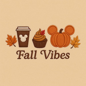 Peut inclure: Motif brodé avec une tasse à café, un cupcake, une citrouille et des feuilles d'automne. La tasse à café a une tête de Mickey Mouse. Le texte "Fall Vibes" est écrit en marron. Les couleurs sont marron, orange et beige.
