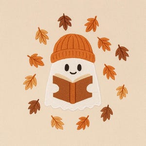Peut inclure: Motif brodé d'un fantôme souriant portant un bonnet orange et lisant un livre, entouré de feuilles d'automne. Les couleurs utilisées sont le marron et l'orange sur un fond crème.