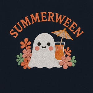 以下が含まれることがあります： ネイビー生地に刺繍されたデザイン。オレンジ色の「SUMMERWEEN」の文字の上に、ピンクの頬をした笑顔の白い幽霊が描かれています。小さな傘と花が付いたカクテルがデザインを完成させています。