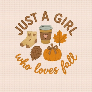 Może przedstawiać: Haftowany wzór z napisem "JUST A GIRL who loves fall". Projekt zawiera filiżankę kawy, skarpetki, liść klonu, dynię i szyszkę, wszystko w ciepłych jesiennych kolorach.