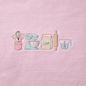 Puede incluir: Diseño bordado con utensilios de repostería sobre un fondo rosa. Incluye una batidora, una bolsa de harina, un rodillo, una taza medidora y un recipiente con un batidor, una espátula y cucharas. La palabra "FLOUR" es visible.