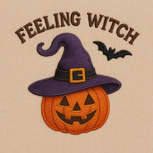 Op de afbeelding: Geborduurd Halloween-ontwerp. Een oranje pompoen met een uitgesneden gezicht draagt een paarse heksenhoed met een zwarte band en een gouden gesp. De woorden "FEELING WITCH" zijn boven de pompoen gebogen, met een zwarte vleermuis rechts.
