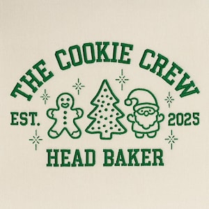 Puede incluir: Gráfico color crema con texto e ilustraciones verdes. El texto dice "THE COOKIE CREW" encima de un hombre de jengibre, un árbol de Navidad y Papá Noel. Debajo, dice "HEAD BAKER" y "EST. 2025".