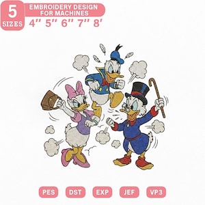 Puede incluir: Diseño de bordado con el Pato Donald, Daisy y Rico McPato en un estilo de dibujos animados dinámico. El diseño incluye el texto "EMBROIDERY DESIGN FOR MACHINES" y opciones de tamaño de 10 cm a 20 cm.