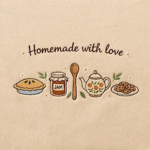 Può includere: Design ricamato su sfondo beige con una torta, un barattolo di marmellata, un cucchiaio di legno, una teiera e biscotti. Il testo "Homemade with love" è ricamato sopra le illustrazioni. Sono inclusi anche accenti di margherite e foglie.