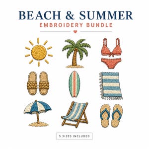 Op de afbeelding: Een borduurpakket met strand- en zomerthema's. Bevat een zon, palmboom, bikini, sandalen, surfboard, strandlaken, parasol, strandstoel en slippers. De tekst "BEACH & SUMMER EMBROIDERY BUNDLE" staat bovenaan, met "5 SIZES INCLUDED" onderaan.