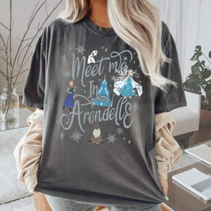 Puede incluir: Una taza de cer&aacute;mica blanca con un asa negra y el texto "But First, Coffee" en negro, con una fuente de estilo manuscrito. La taza est&aacute; sobre una superficie blanca.