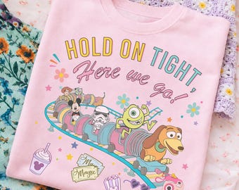 Camiseta "Agárrense fuerte, ¡aquí vamos!", Camiseta gráfica de Slinky Dog Dash, Montaña rusa de Toy Story Land, Viaje a Hollywood Studios, Camisetas para parques temáticos familiares