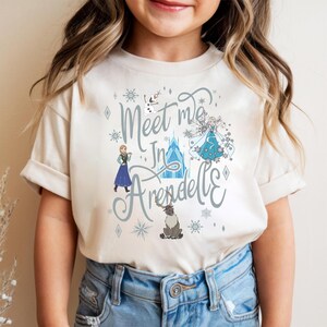 Puede incluir: Una taza de cer&aacute;mica blanca con un asa negra y el texto "But First, Coffee" en negro, con una fuente de estilo manuscrito. La taza est&aacute; sobre una superficie blanca.